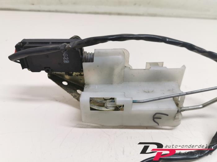 Deurslot Mechaniek 4Deurs links-voor van een Mazda 323F, Gebruikt, -, -, Ophalen of Verzenden