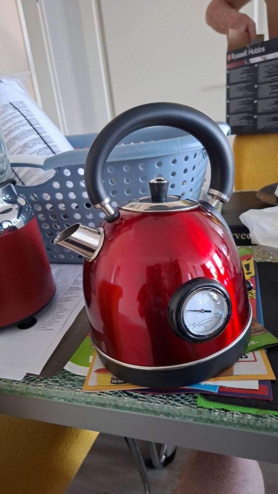 Rode waterkoker met thermometer - Russell Hobbs, 1 tot 2 liter, Ophalen of Verzenden, Zo goed als nieuw