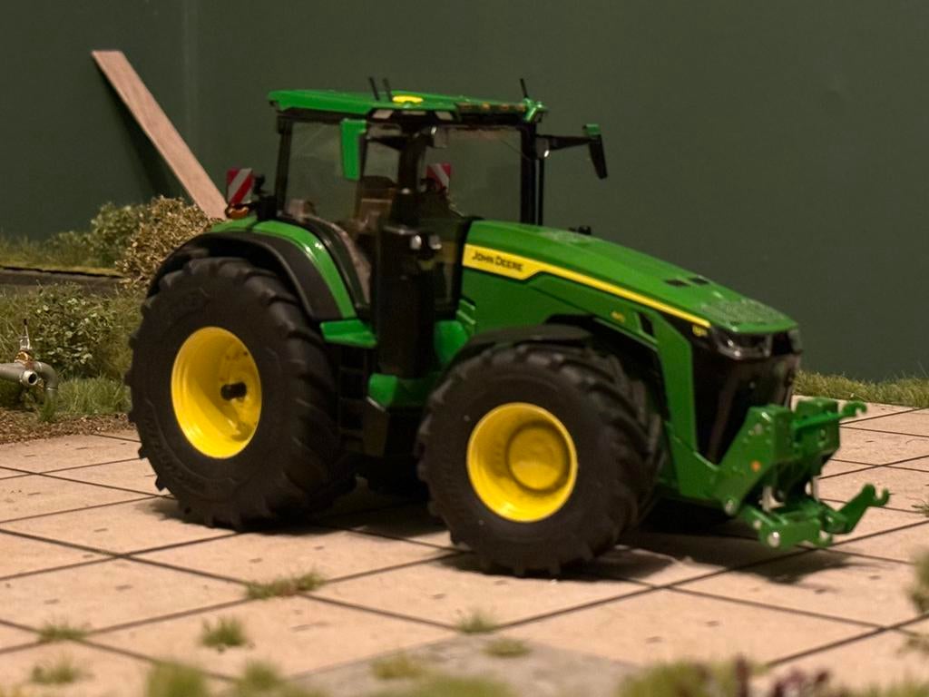 John deere 8R410 wiking 1:32 verbouwd, Hobby en Vrije tijd, Modelauto's | 1:32, Ophalen of Verzenden, Zo goed als nieuw, Tractor of Landbouw