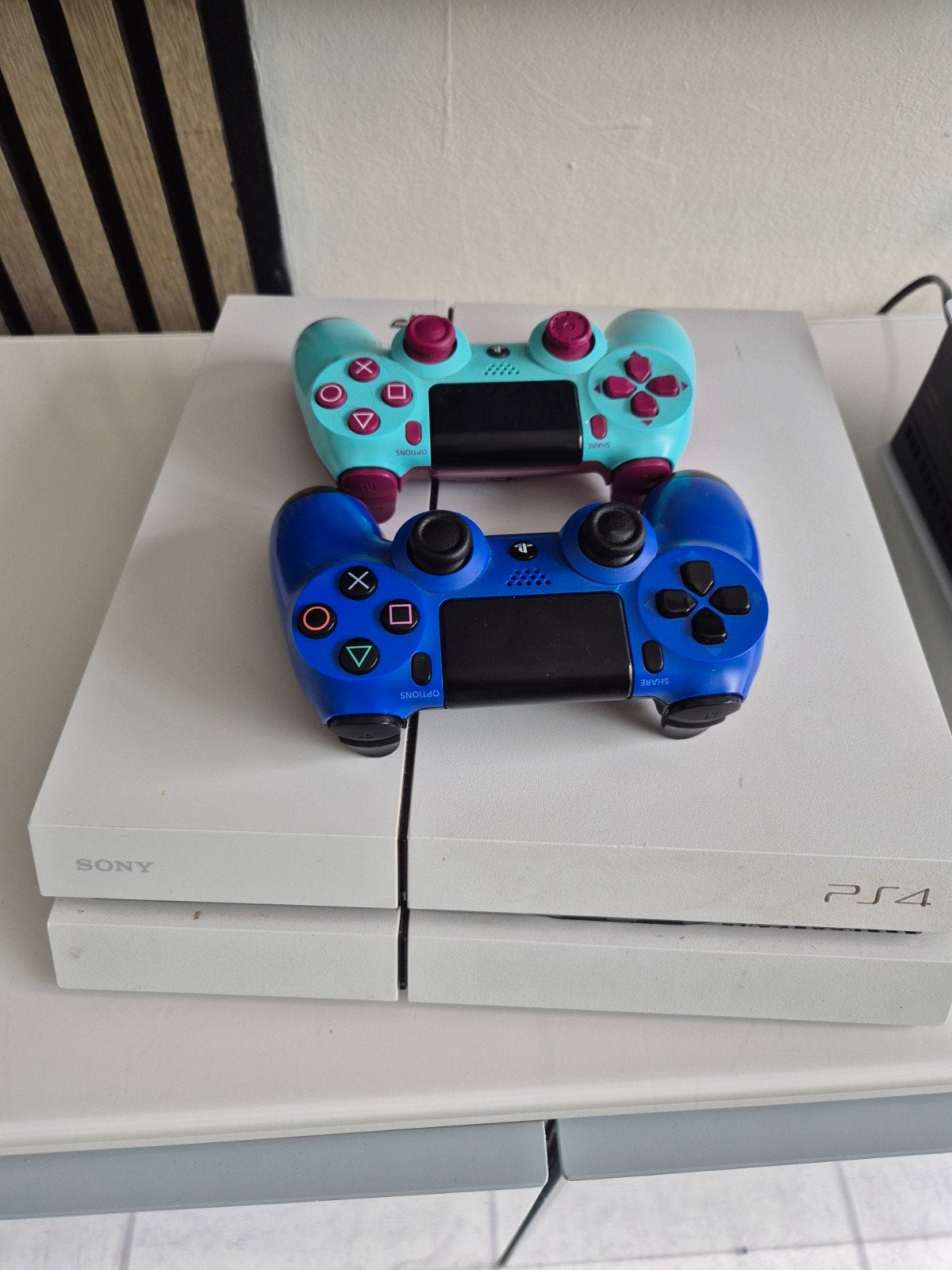 Witte PS4 Slim met twee controllers, Spelcomputers en Games, Spelcomputers | Sony PlayStation 4, Met 2 controllers, Ophalen of Verzenden