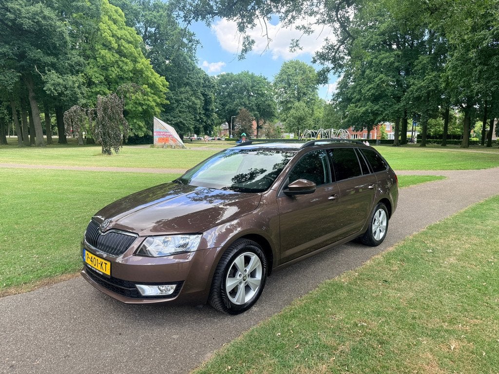 Skoda Octavia Combi 1.2 TSI Greentech Elegance Goed onderhou, Auto's, Voorwielaandrijving, Euro 5, Gebruikt, 4 cilinders