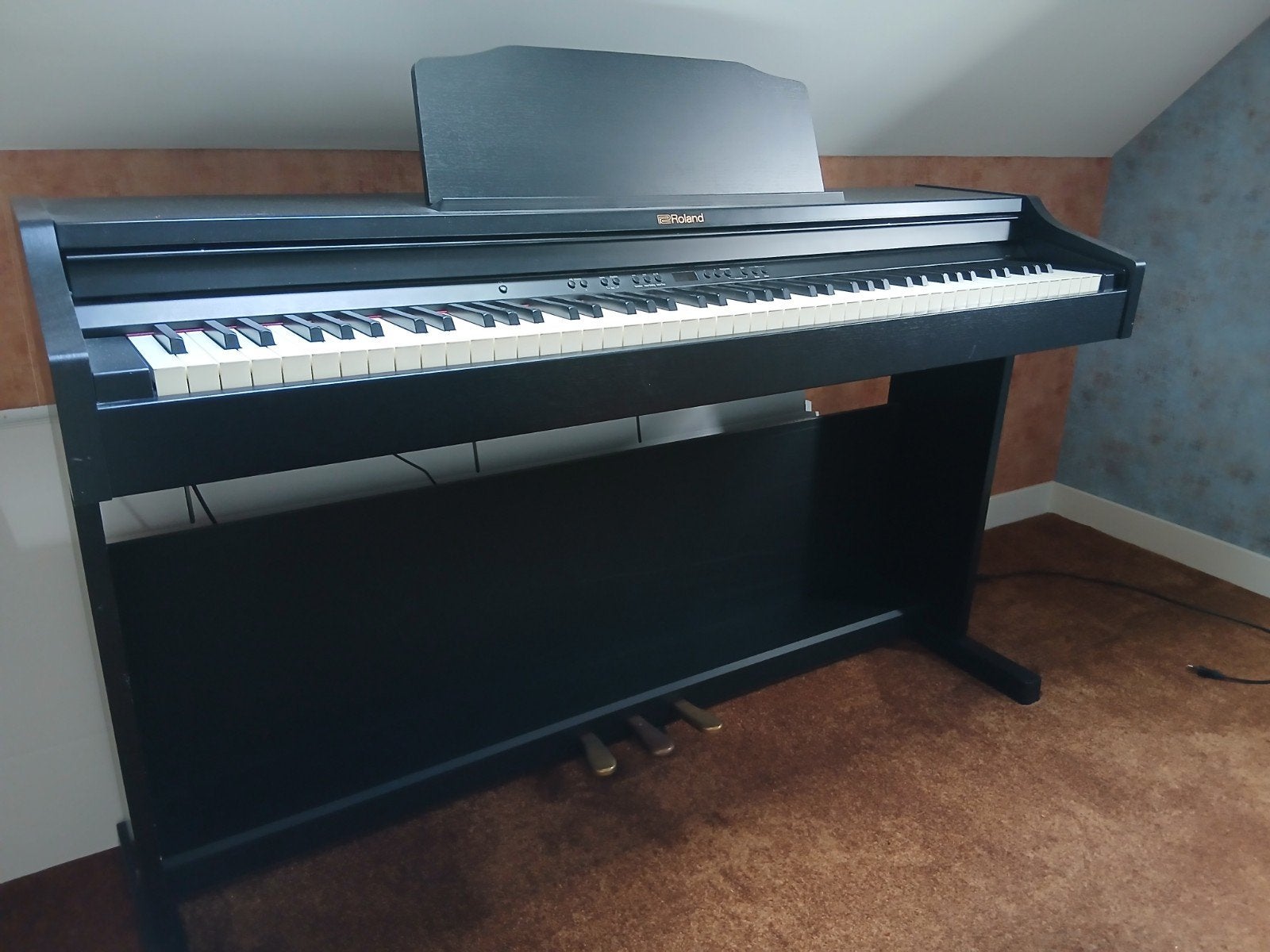 Zwarte digitale  piano Roland RP501R inclusief piano kruk, Muziek en Instrumenten, Ophalen, Gebruikt, Zwart