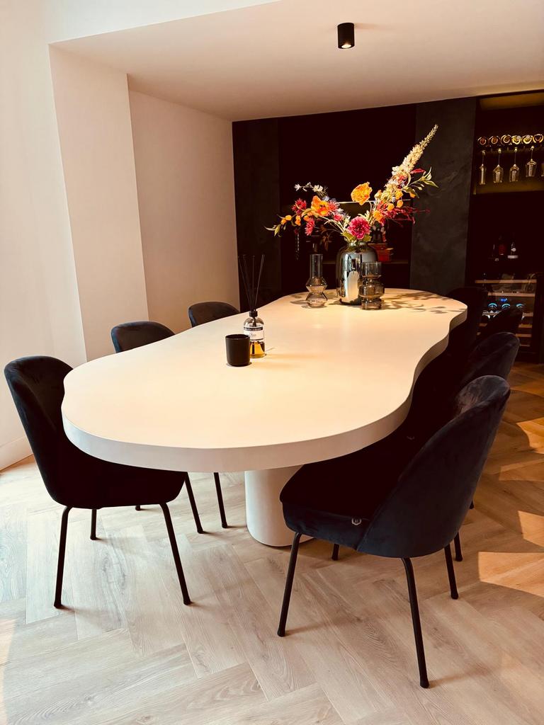 Foto 15 van Organische eettafel, tafel beton cire op maat, japandi