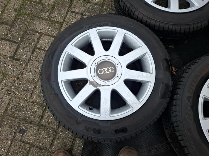 Foto 2 van Sportvelgenset + banden van een Audi A4