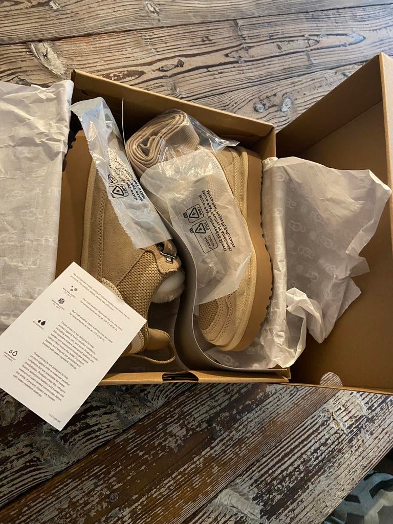 Ugg lowmel beige (nieuw in doos), Jongen of Meisje, Overige typen, Nieuw, Ophalen of Verzenden