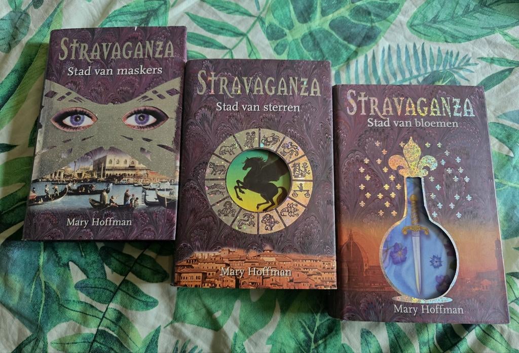 Mary Hoffman: Stravaganza serie, Stad van.. 3 x hardcover NL, Boeken, Ophalen of Verzenden, Gelezen