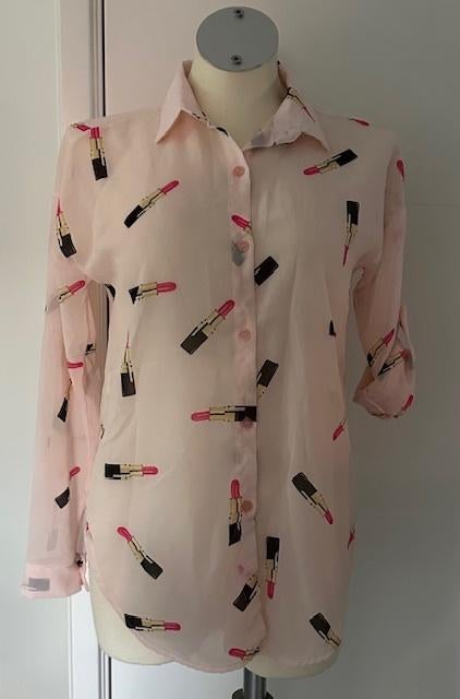 Nieuw roze blouse met lipstick maat 38 Bijenkorf, Maat 38/40 (M), Verzenden, Bijenkorf, Nieuw
