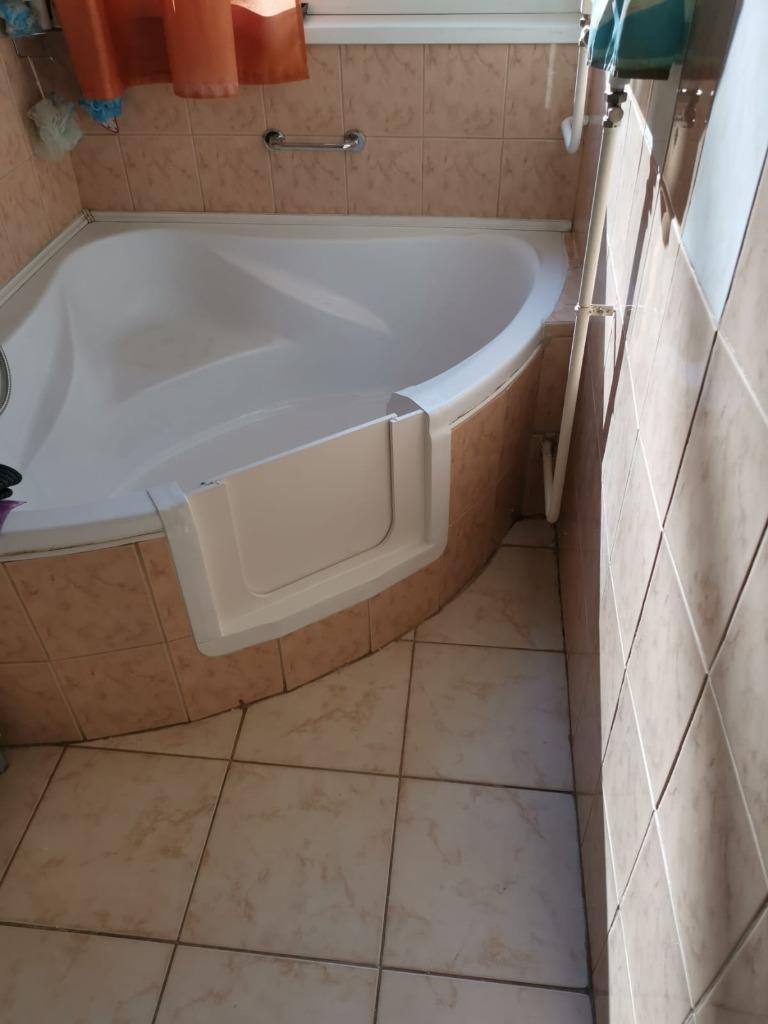 Foto 7 van DEURTJE PLAATSEN OP UW BESTAANDE BAD. BADDEUR IN EEN DAG.