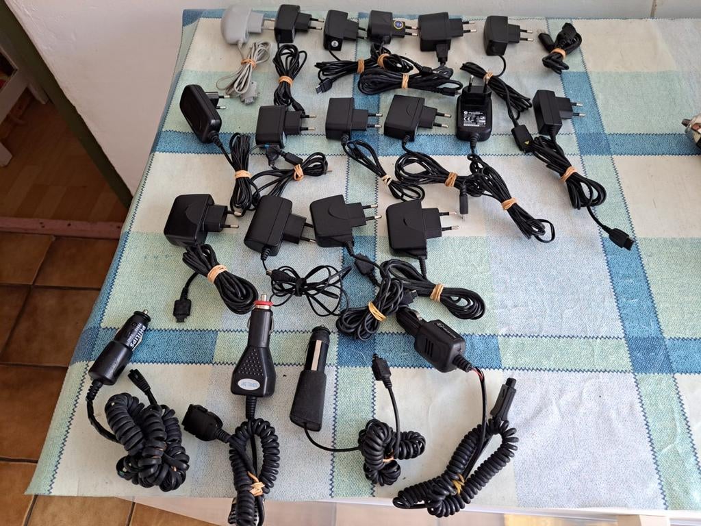 Oud model Samsung, Siemens, Sony ericsson, motorola opladers, Ophalen of Verzenden, A1 t/m A3, Film en Tv