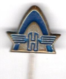 HANOMAG blauw op zilverkleurig tractor speldje ( D_242 ), Verzenden, Zo goed als nieuw, Transport, Speldje of Pin