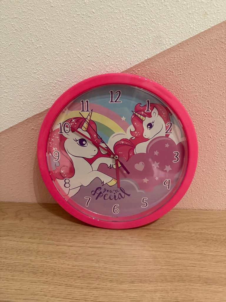 Leuke Eenhoorn Klok - 25 cm, Ophalen, Zo goed als nieuw, Analoog, Wandklok