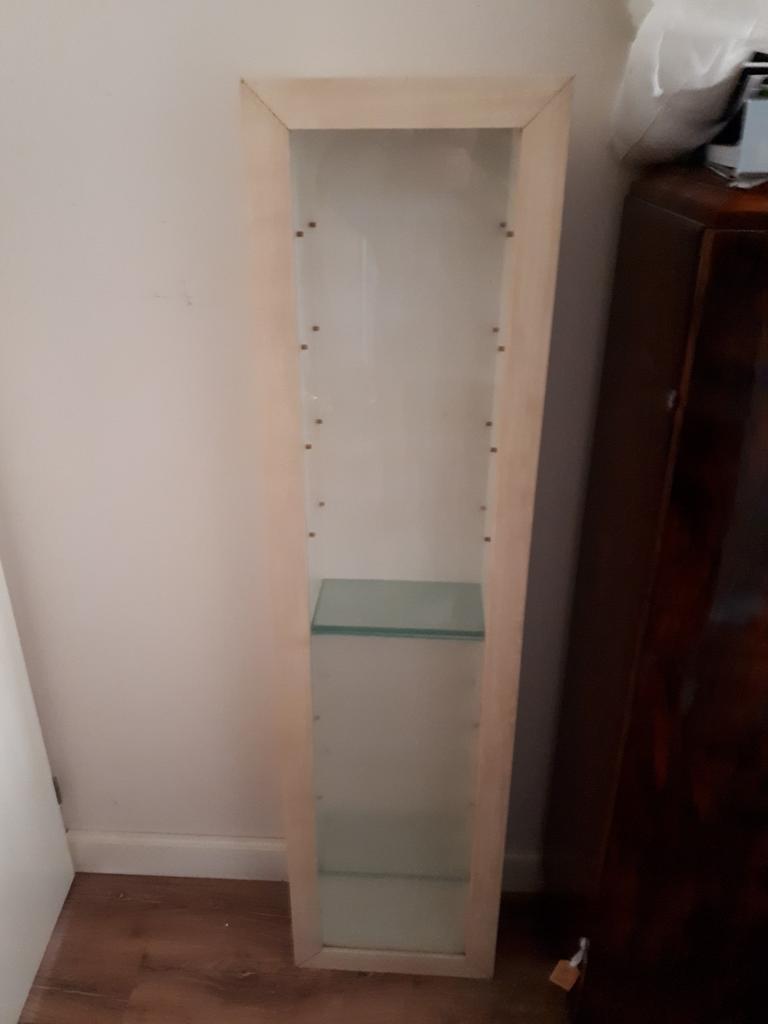 Leuke mooie hangende vitrinekast IKEA, glazen plankjes., Ophalen, Zo goed als nieuw