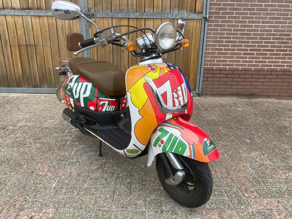 Leuke special edition scooter, Fietsen en Brommers, Scooters | Overige merken, Ophalen of Verzenden, Zo goed als nieuw, Benzine