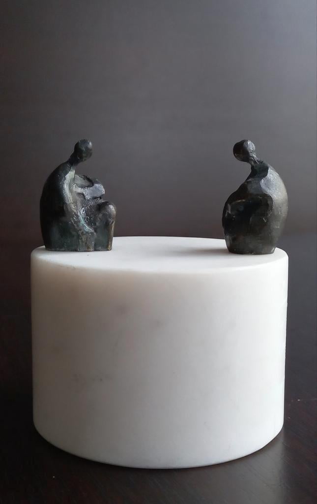 Bronzen beeld Corry Ammerlaan op witte marmeren sokkel, Antiek en Kunst, Ophalen of Verzenden, Brons