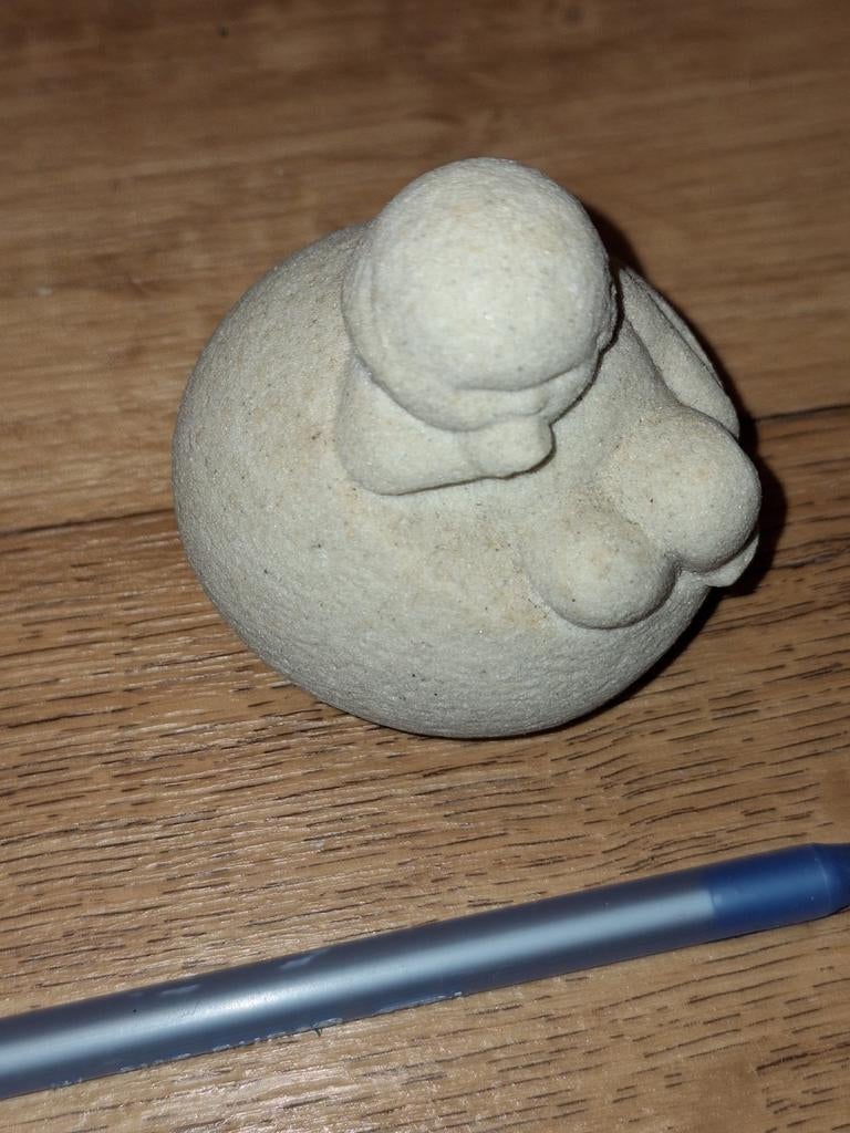 Duimend kindje. MarBell Stone Art uit België, Ophalen of Verzenden, Zo goed als nieuw, Mens