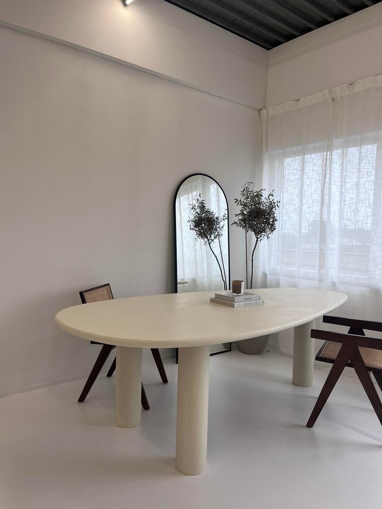 NIEUW!! Beton ciré eettafel met 3 poten., Huis en Inrichting, Ophalen of Verzenden, Vijf personen of meer, Overige vormen, Nieuw