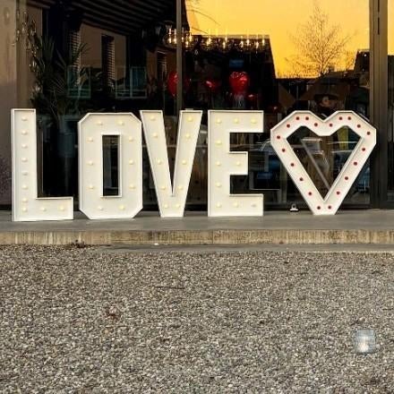 Te huur- Love lichtletters  122cm, Ophalen, Geboorte of Huwelijk