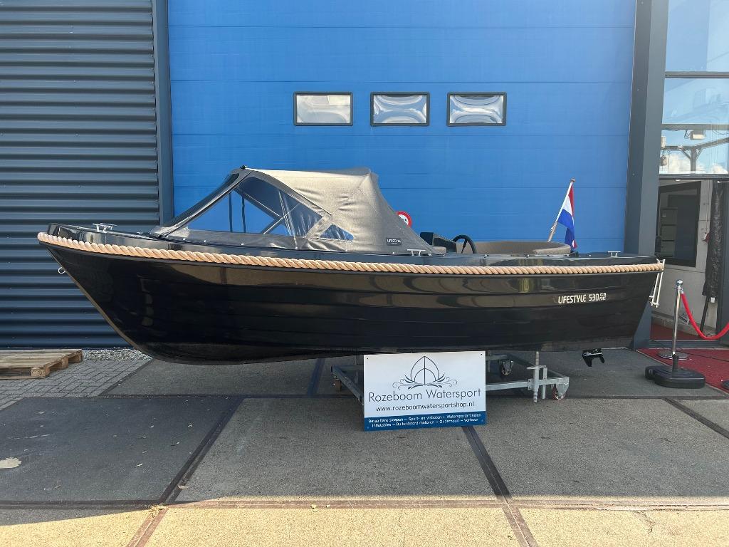 Lifestyle 530 Comfort Sloep | Suzuki 20PK Power Tilt | 2024, Watersport en Boten, Sloepen, Zo goed als nieuw, Benzine, Polyester