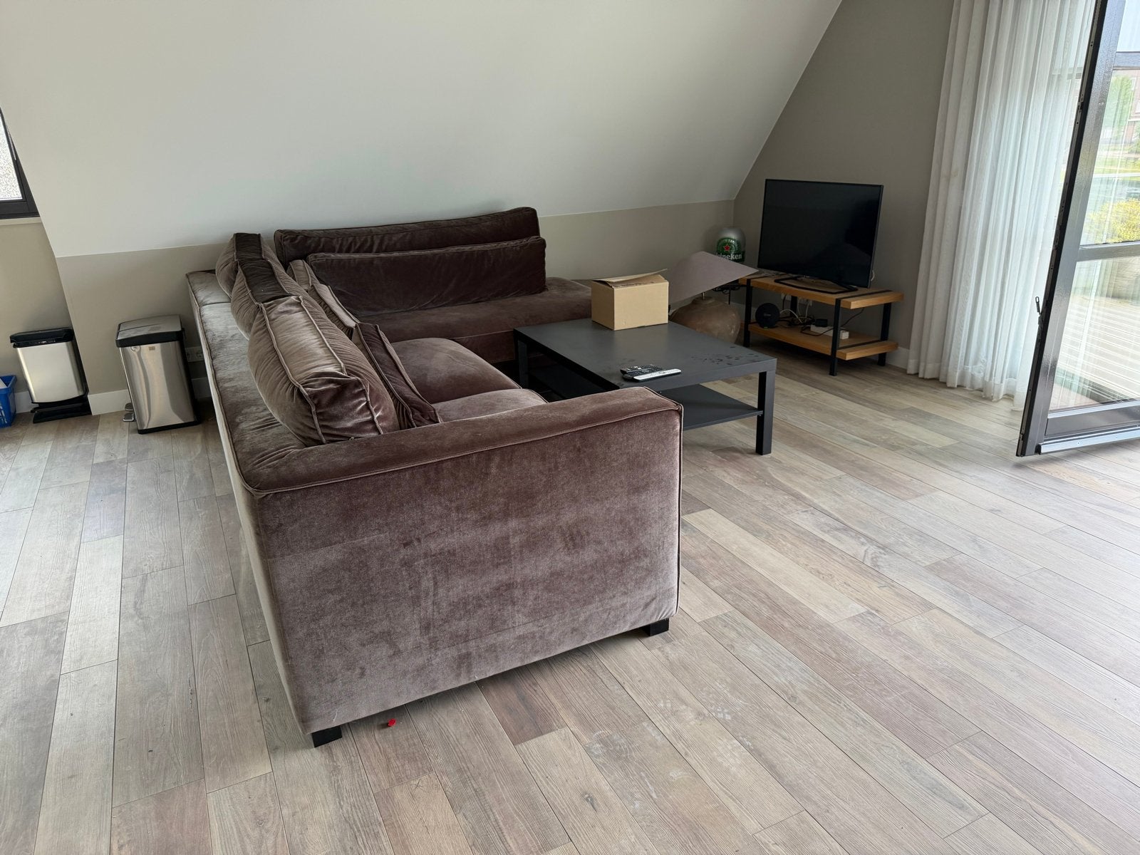 Foto 3 van Zeer nette Comfortabele hoekbank van velours,  bronskleurig