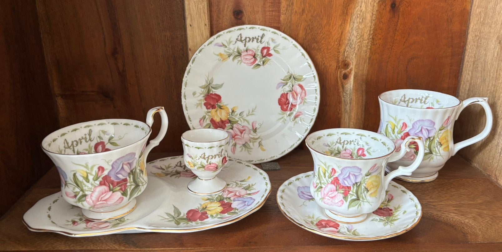 Royal Albert, April. 7 delig. Flower of the monh series., Antiek en Kunst, Ophalen of Verzenden