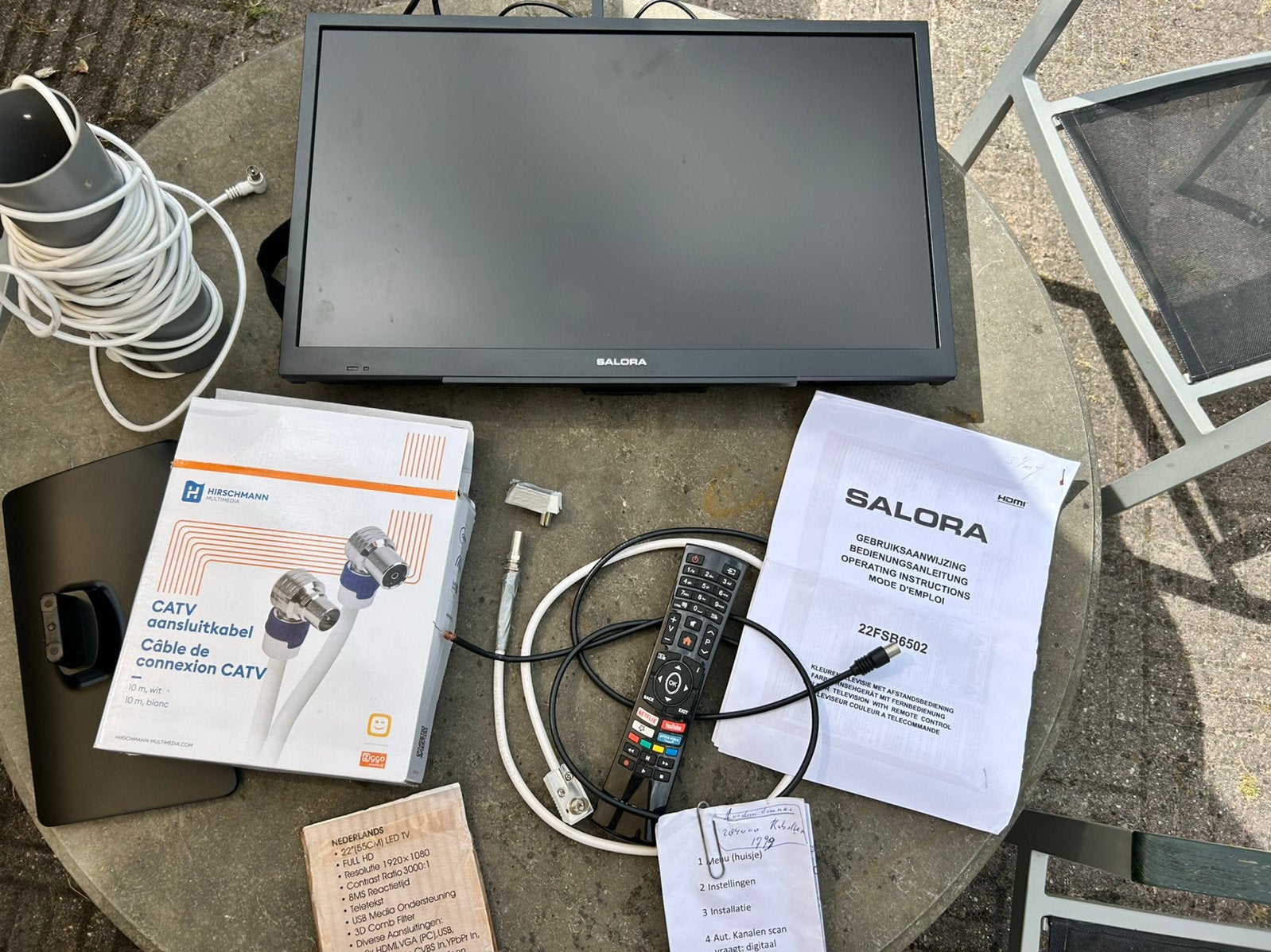 Televisie 22” (55cm) met wandsteun voor caravan of camper, Caravans en Kamperen, Caravan accessoires, Ophalen, Gebruikt