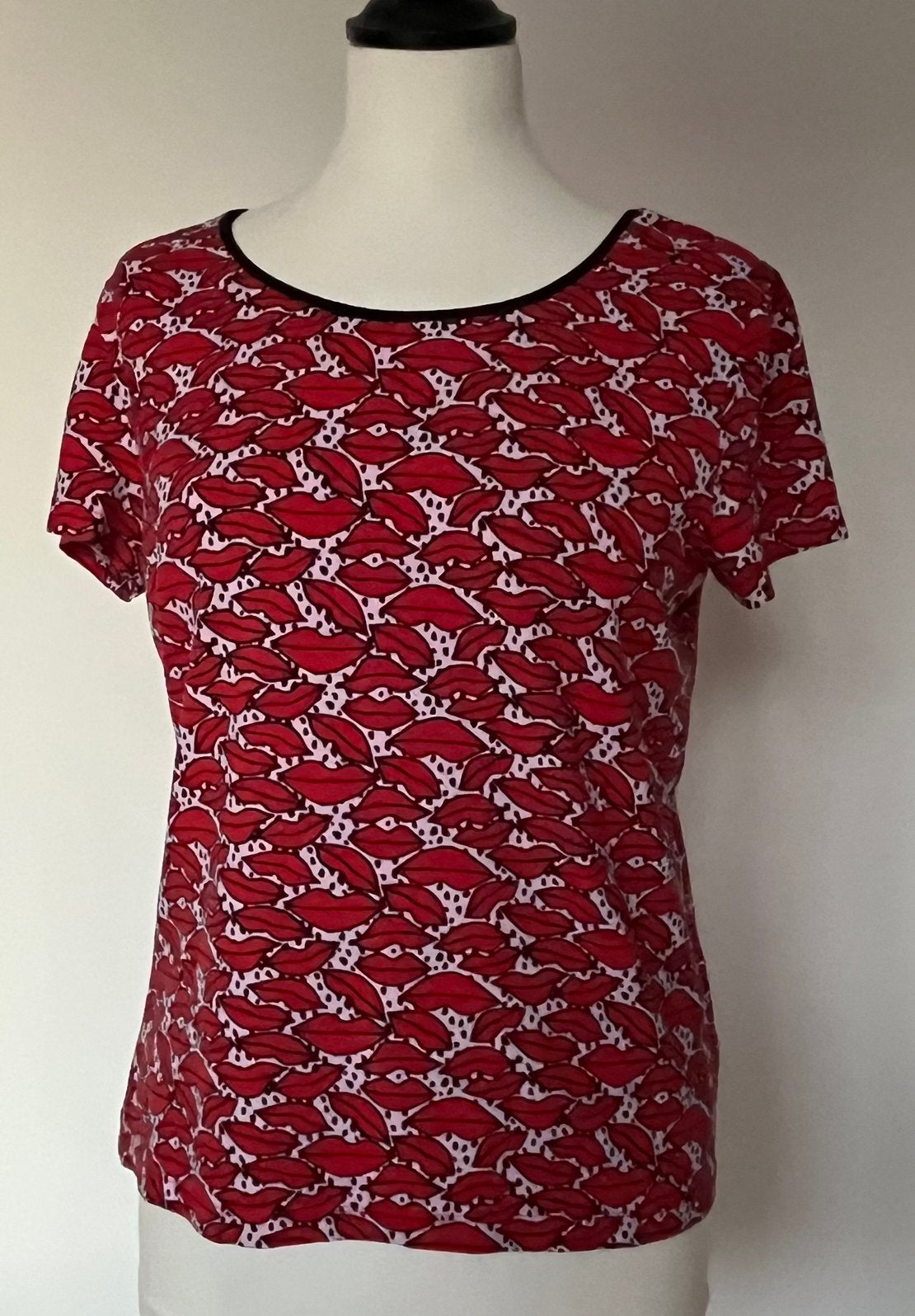 Juffrouw Jansen rode “lippen”-T-shirt korte mouwen maat M, Maat 38/40 (M), Ophalen of Verzenden, Zo goed als nieuw, Korte mouw