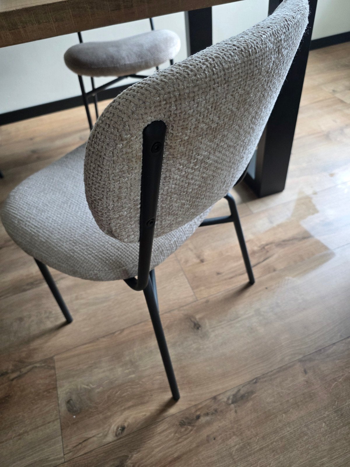 4 zandbeige eetkamerstoelen met zwarte poten, z.g.a.n., Huis en Inrichting, Stoelen, Ophalen