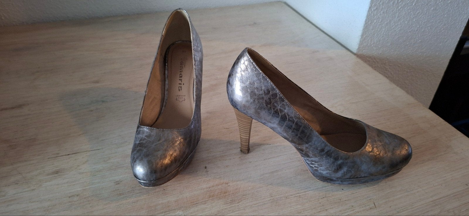 Leren zilvergrijze pumps Tamaris maat 39 hoge hakken
Hoge ha, Kleding | Dames, Tamaris, Pumps, Ophalen of Verzenden, Zo goed als nieuw