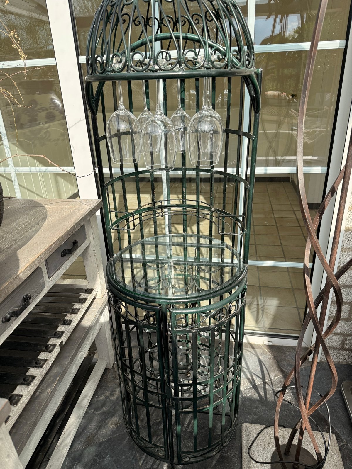 Metalen wijnkast in vogelkooi stijl met glas- en flessenrek, Ophalen, Gebruikt, 5 tot 15 flessen, 75 – 100