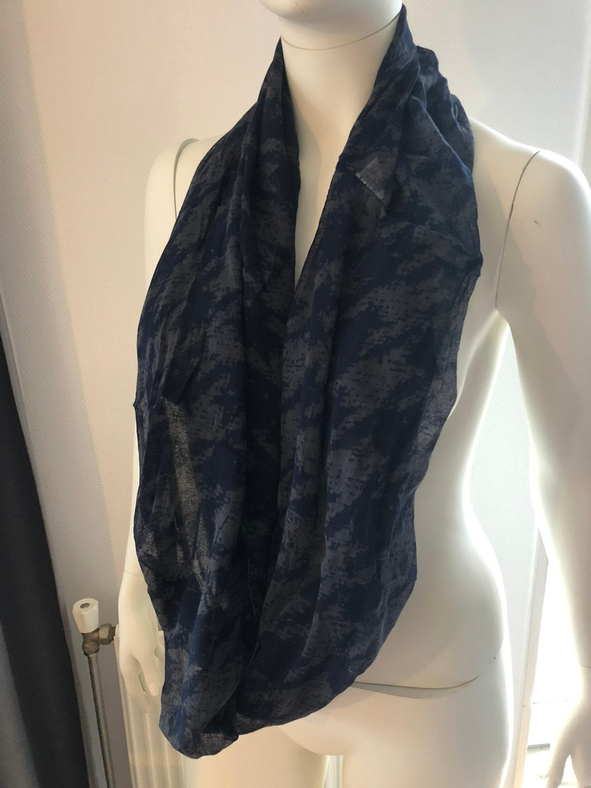 Pieces shawl sjaal houndstooth blauw grijs, Kleding | Dames, Verzenden, Zo goed als nieuw, Maat 46/48 (XL) of groter, Sjaal