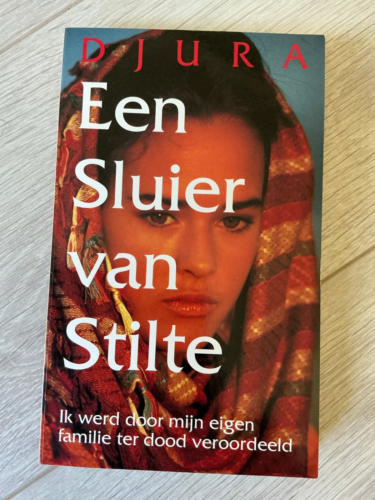 Djura - Een Sluier van Stilte (Paperback), Ophalen of Verzenden, Zo goed als nieuw, Nederland