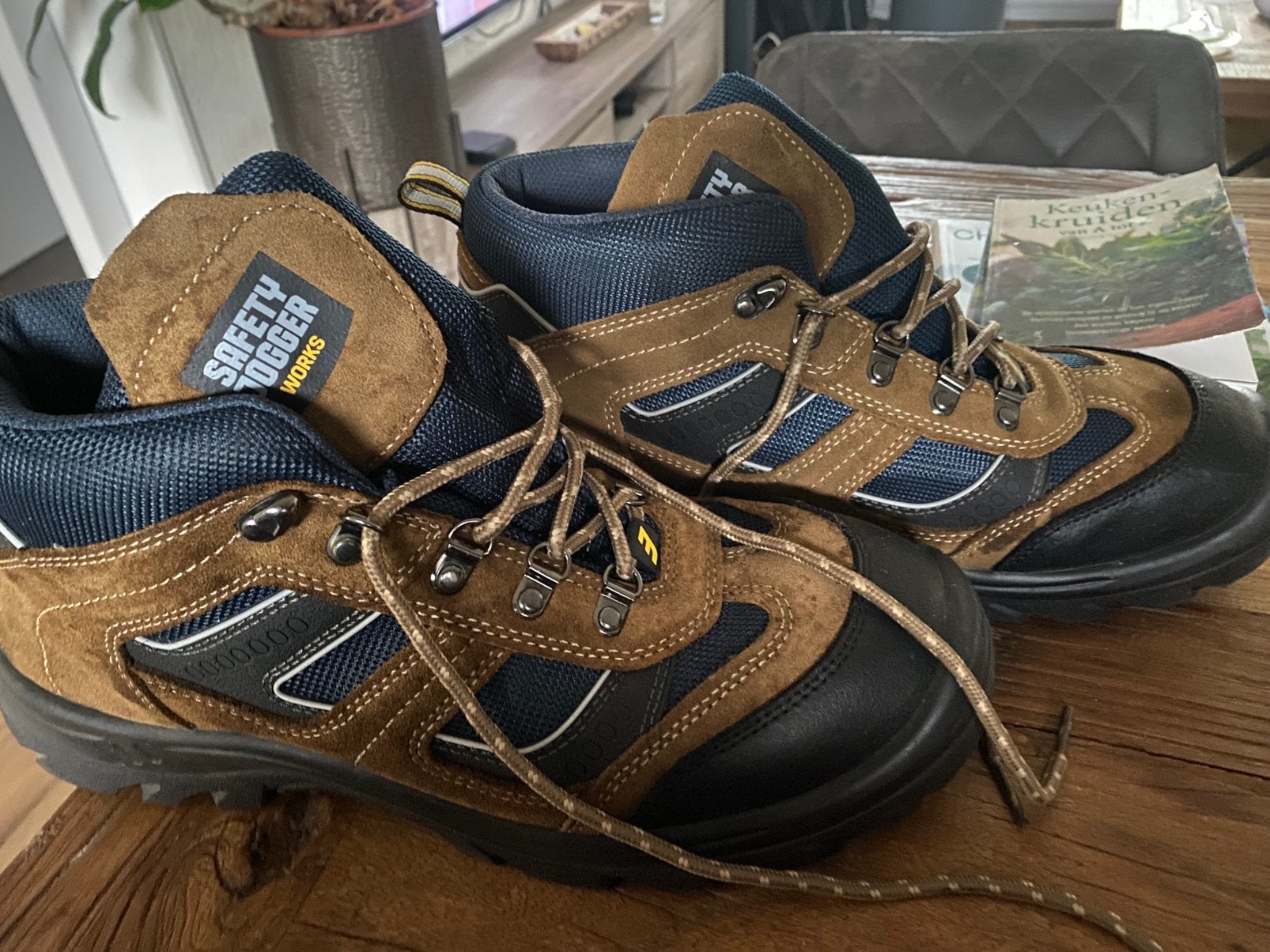 Werkschoenen x2000 30 euro, Ophalen, Zo goed als nieuw
