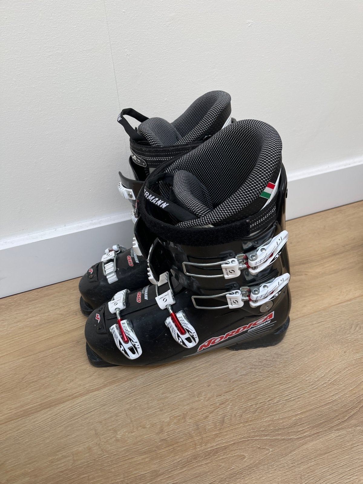 Nordica Dobermann Team 60 skischoenen maat 39 met Wed'ze tas, Gebruikt, Schoenen, Ophalen of Verzenden, Nordica