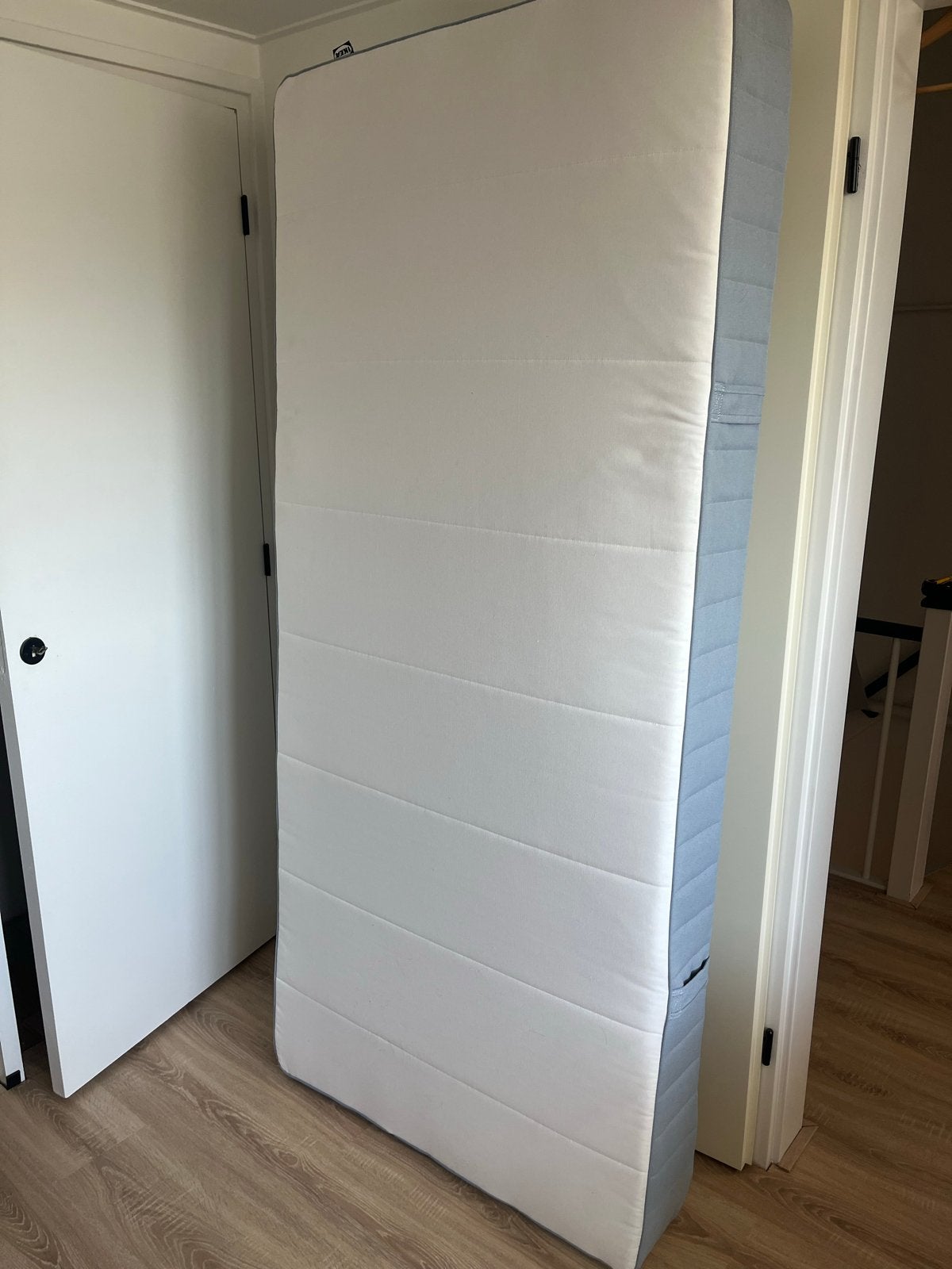 IKEA Neiden bedframe en Vestmarka matras 90x200 cm, Ophalen, 90 cm, Eenpersoons, Bruin