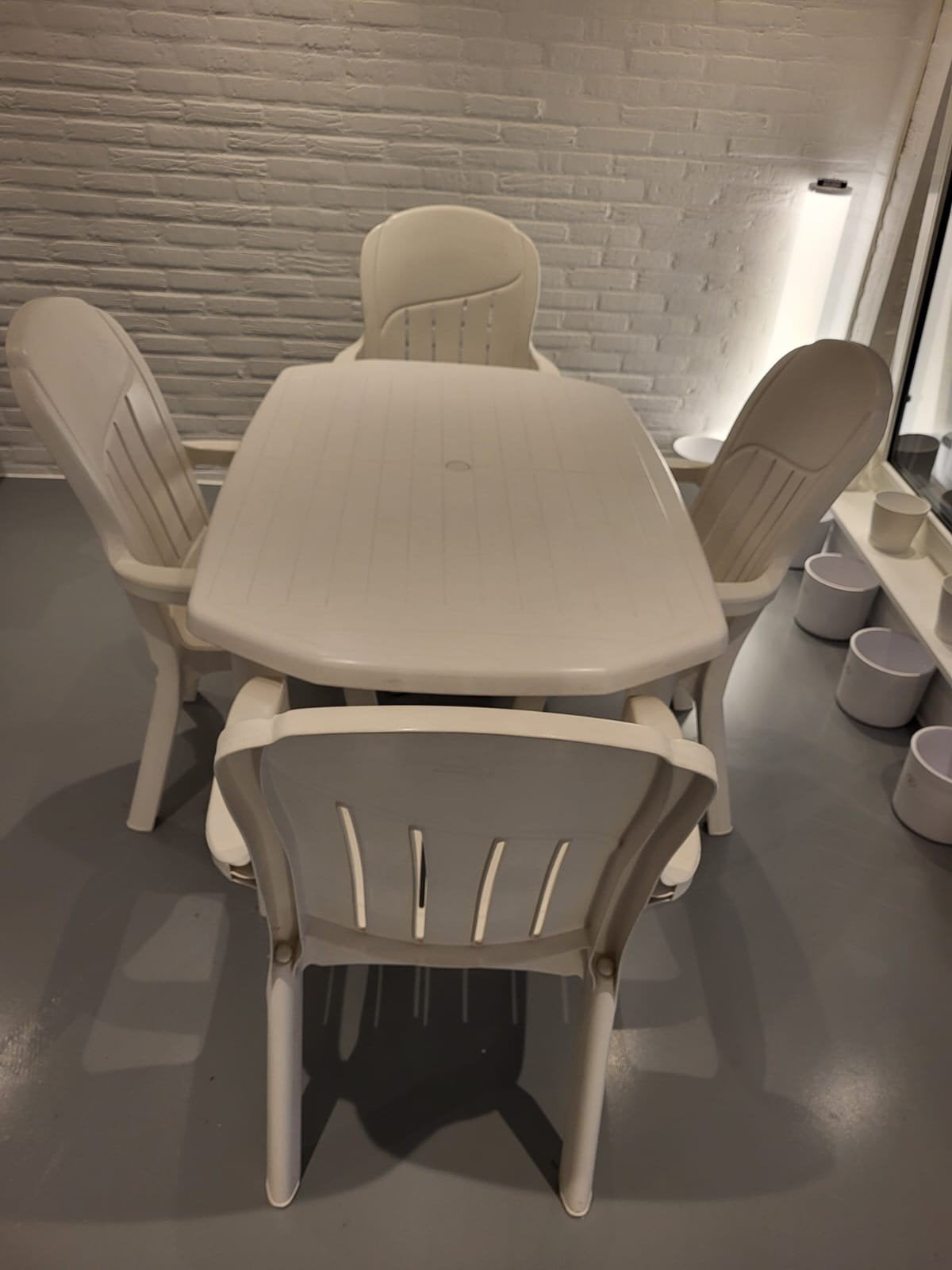 Witte kunststof tuinset met 4 stoelen en tafel