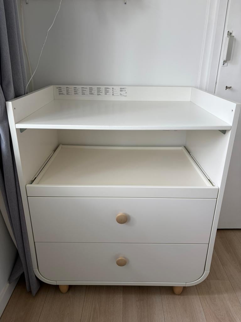 Myllra Ikea Witte commode met uitschuifbaar blad, Kinderen en Baby's, Kinderkamer | Commodes en Kasten, Ophalen, 50 tot 70 cm