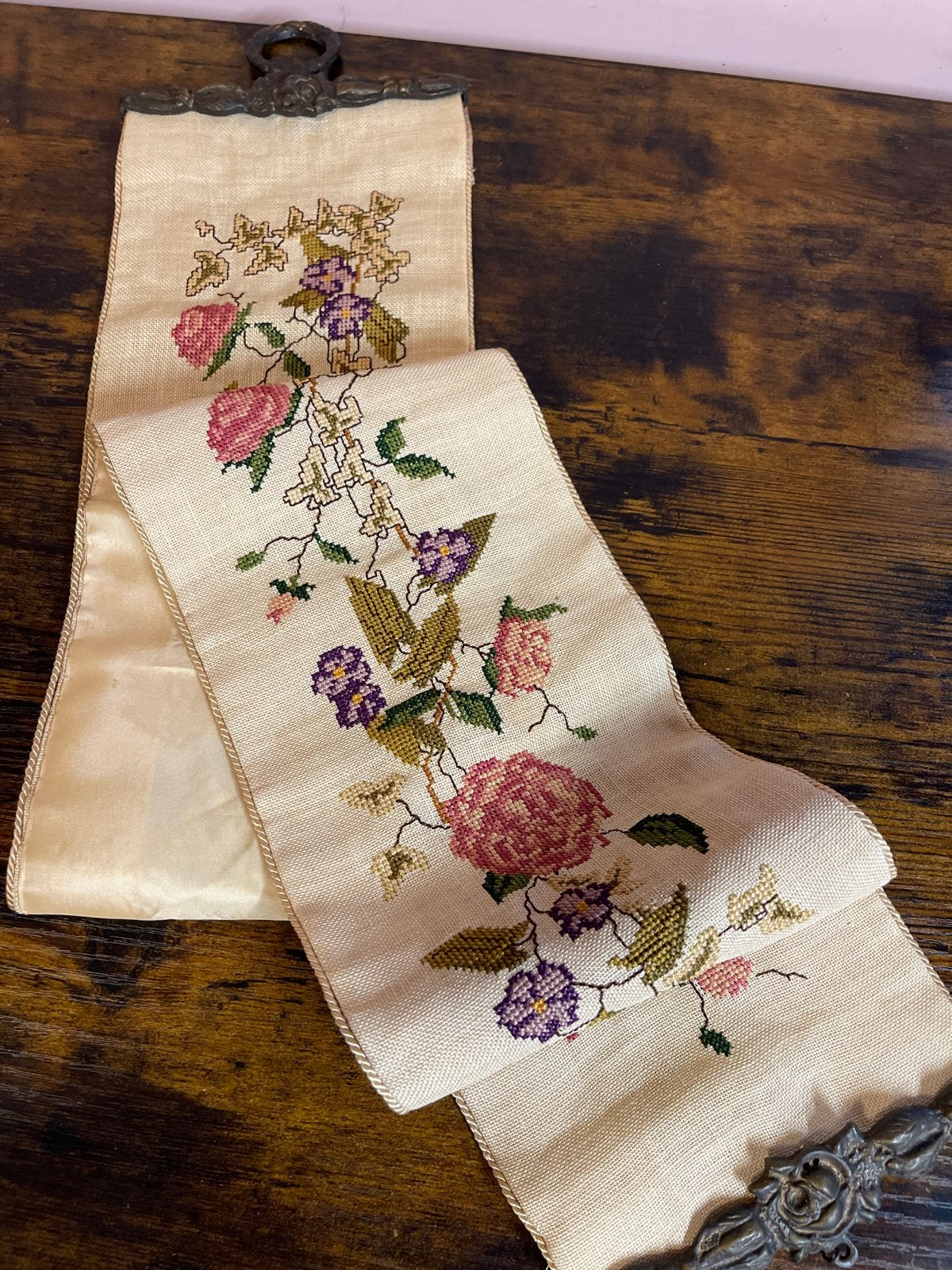 Antieke geborduurde wandhanger met bloemmotief, Ophalen of Verzenden