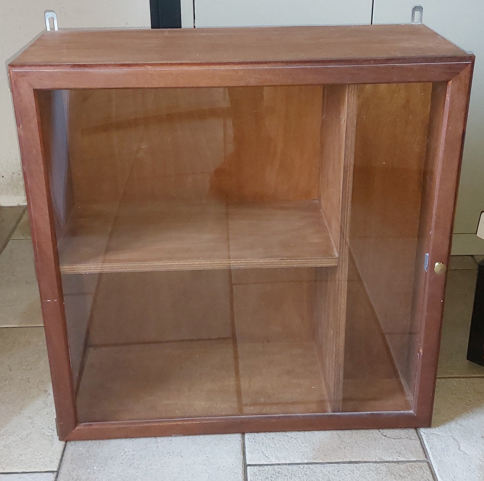 Houten wandkast met plexiglas deur en planken, Ophalen, Met deur(en), Klassiek, Zo goed als nieuw