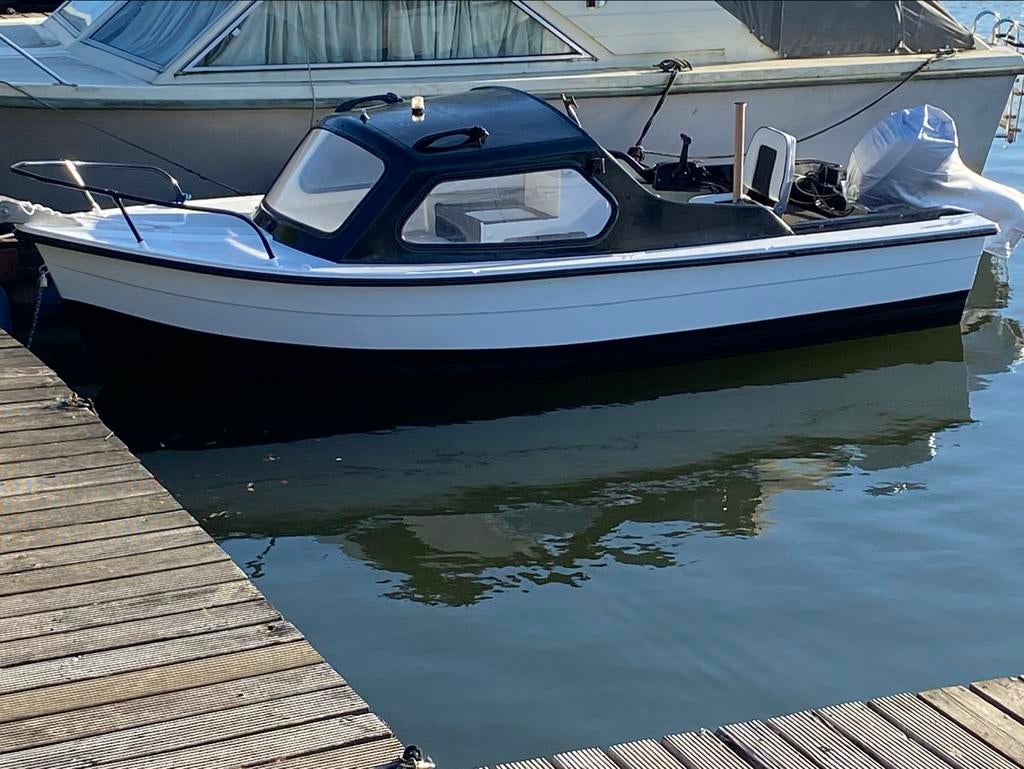 Stabiele toer- of visboot met buitenboordmotor & trailer, Watersport en Boten, Ophalen of Verzenden, Gebruikt