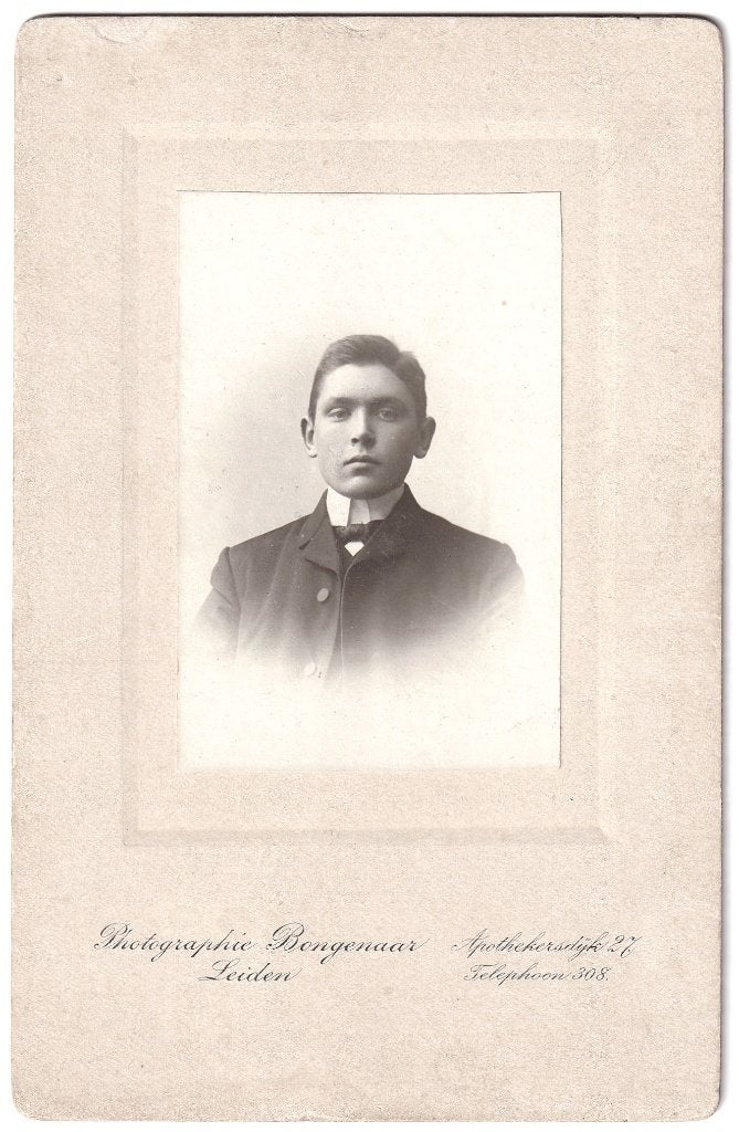 Kabinetfoto 1905 Jongen Jongeman Kind Foto Bongenaar Leiden, Gebruikt, Foto, Ophalen of Verzenden, Voor 1940