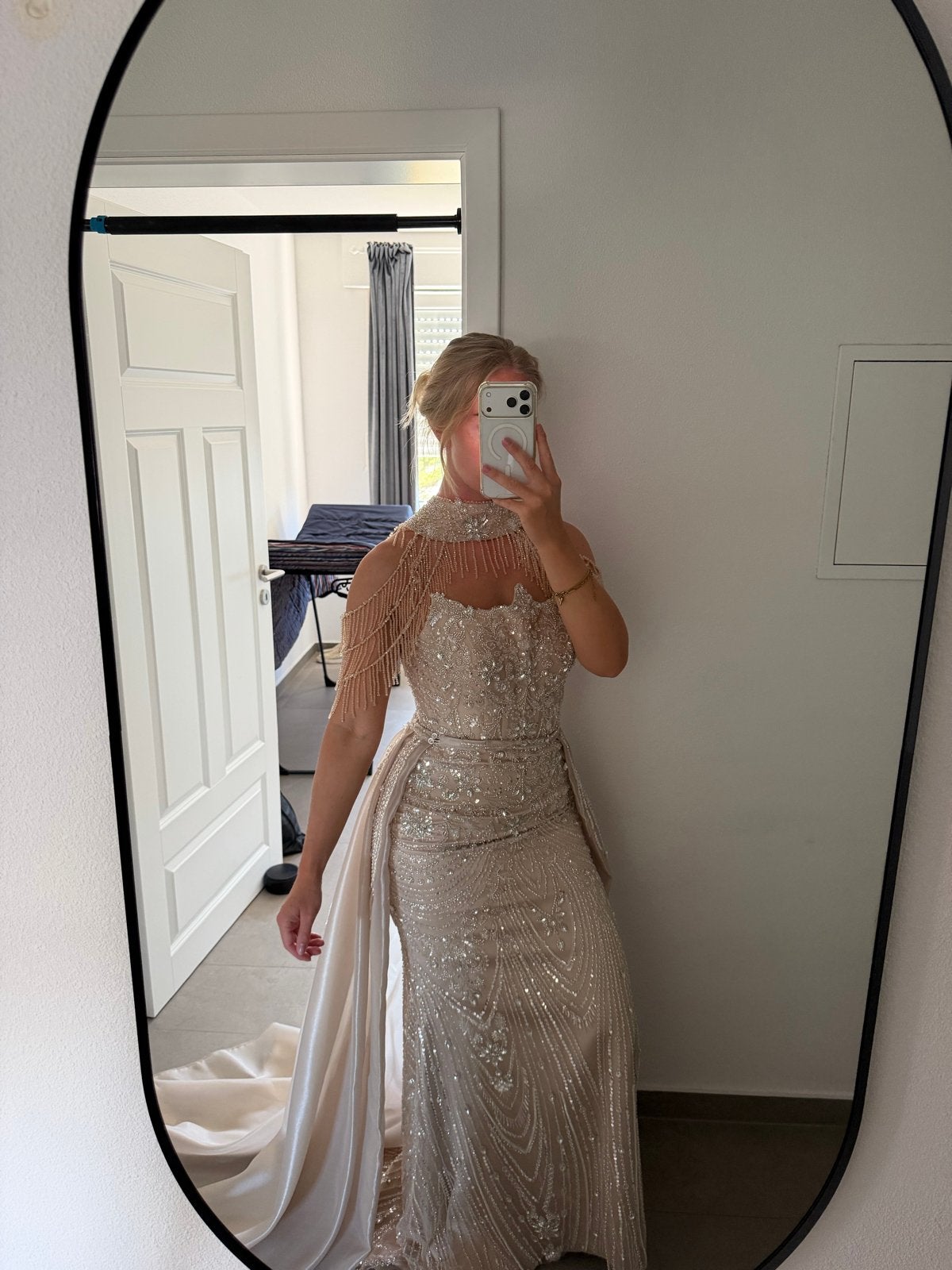 Nauwsluitende champagnekleurige avondjurk maat S/M, Galajurk, Beige, Ophalen of Verzenden, Zo goed als nieuw