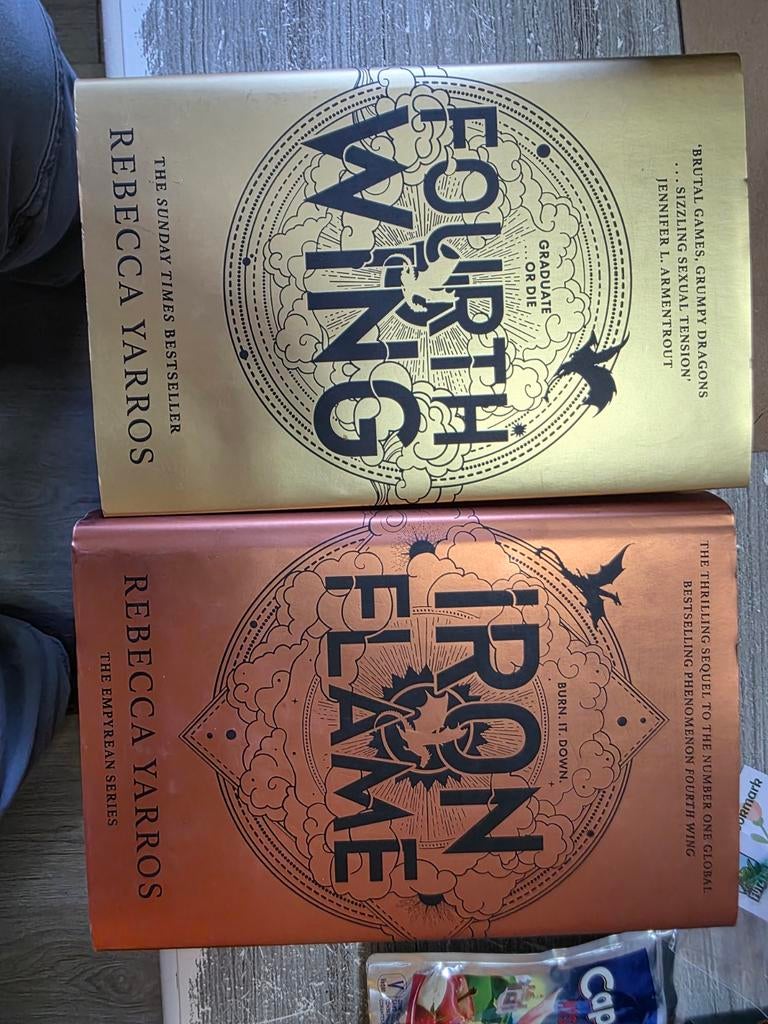 fourth wing en iron flame, Boeken, Fantasy, Ophalen of Verzenden, Zo goed als nieuw