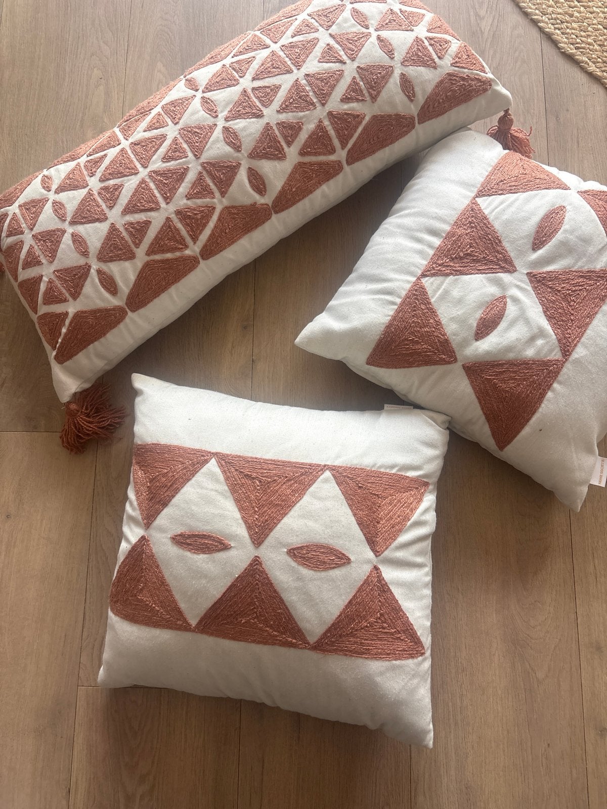 Set van 3 sierkussens met geborduurde patronen, Huis en Inrichting, Woonaccessoires | Kussens, Gebruikt, Overige kleuren, Rechthoekig