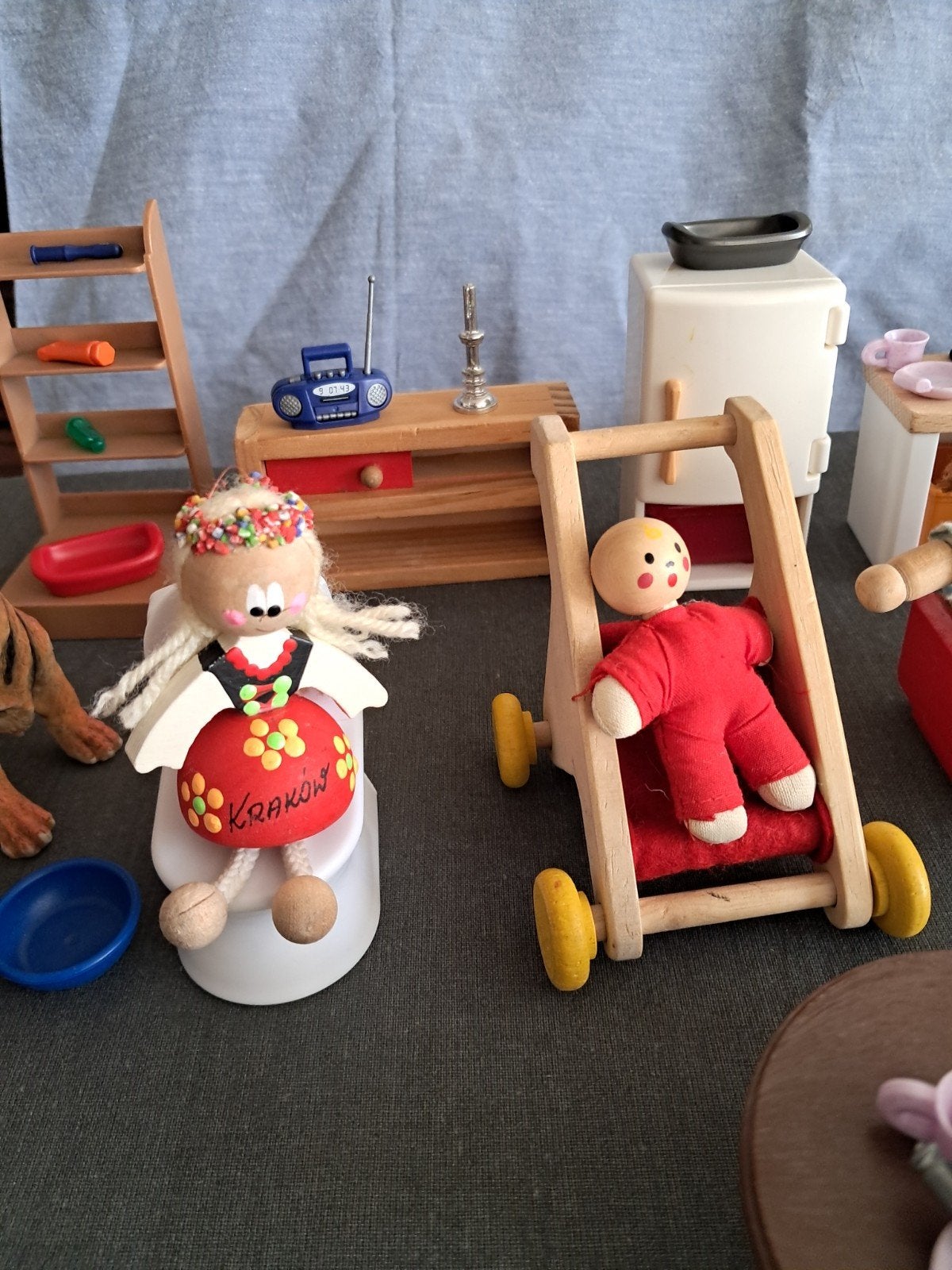Foto 20 van Groot Playwood Poppenhuis met Meubels Poppetjes & Accessoire