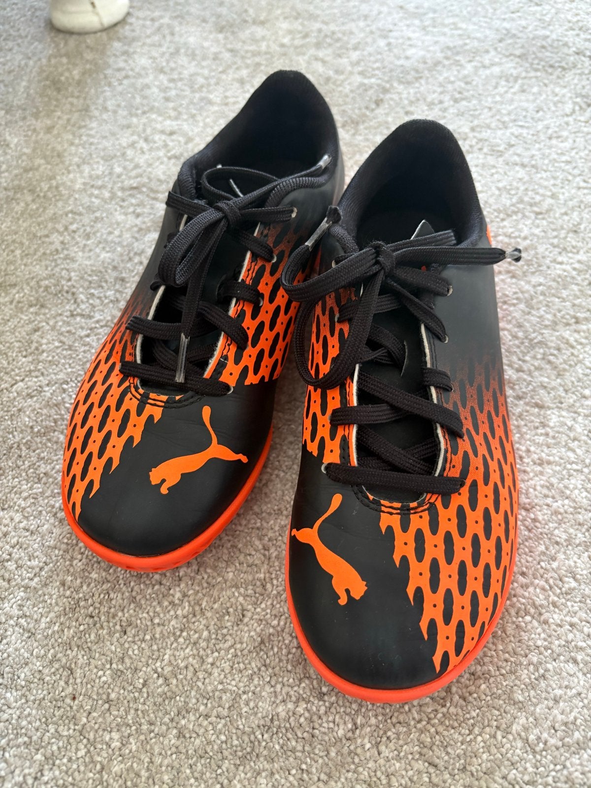 Puma zaalschoenen maat 34 - Oranje/Zwart, Kinderen en Baby's, Kinderkleding | Schoenen en Sokken, Ophalen, Zo goed als nieuw, Jongen of Meisje