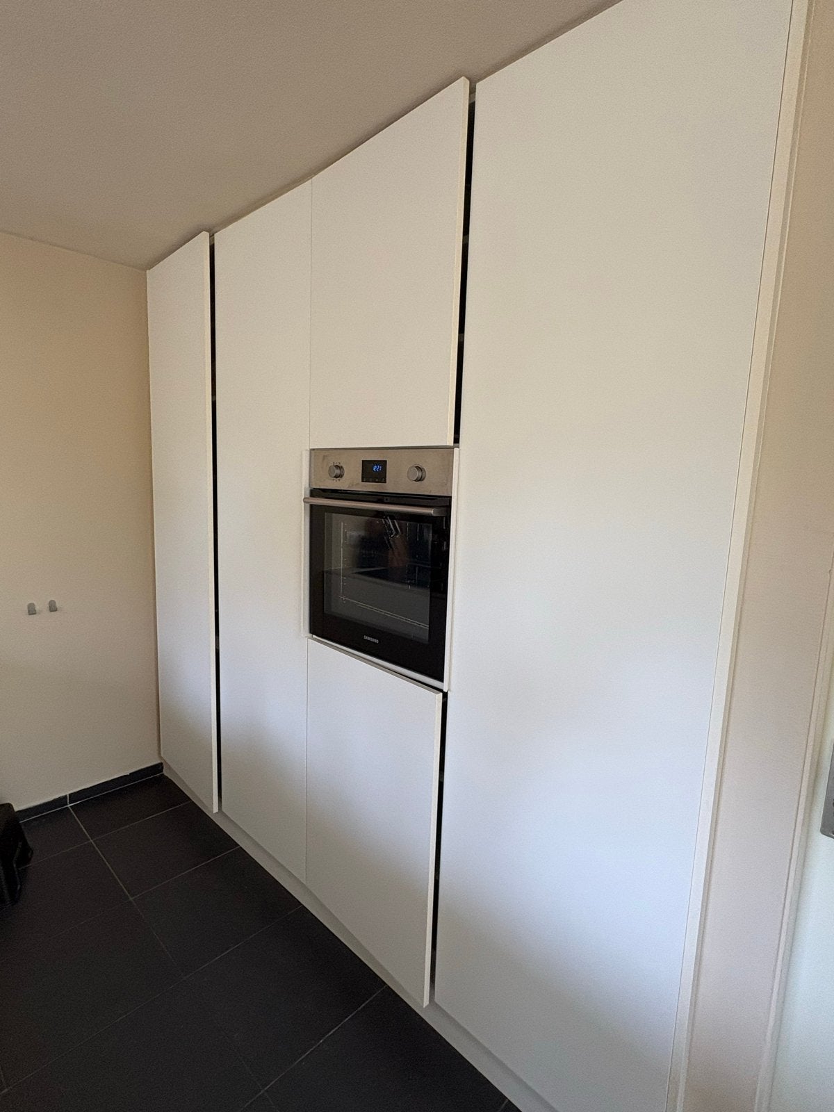 Complete keukenwand met Samsung oven en Neff koelkast