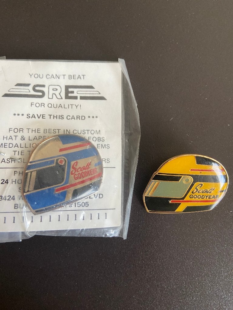 Vintage Scott Goodyear racehelm speldjes (2 stuks), Ophalen of Verzenden, Nieuw, Sport, Speldje of Pin