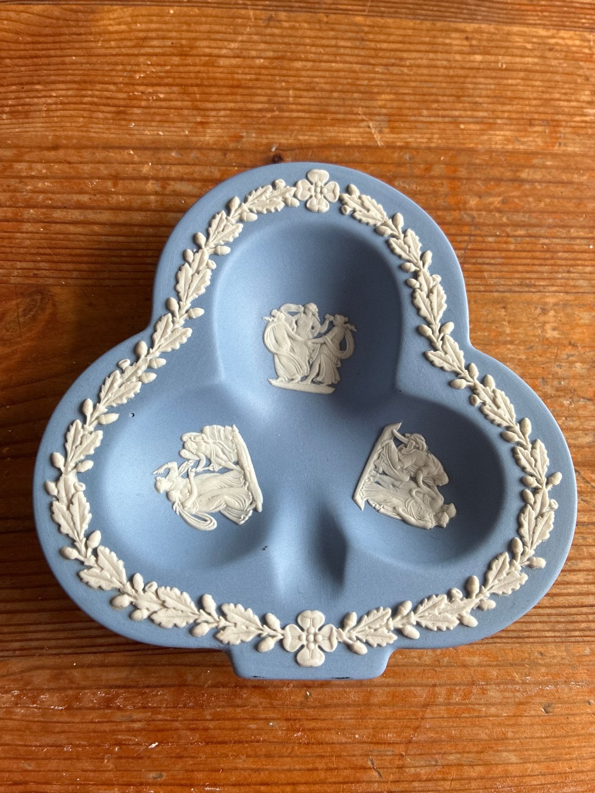 Vintage Wedgwood Jasperware Klaverblad Schaal - Lichtblauw, Antiek en Kunst, Ophalen of Verzenden