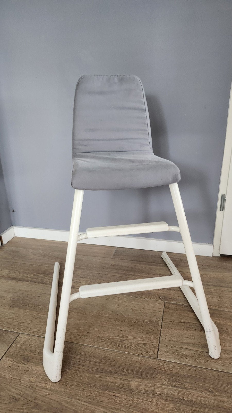 Witte IKEA Langur kinderstoel met grijs kussen, Kinderen en Baby's, Kinderstoelen, Ophalen, Gebruikt, Overige typen