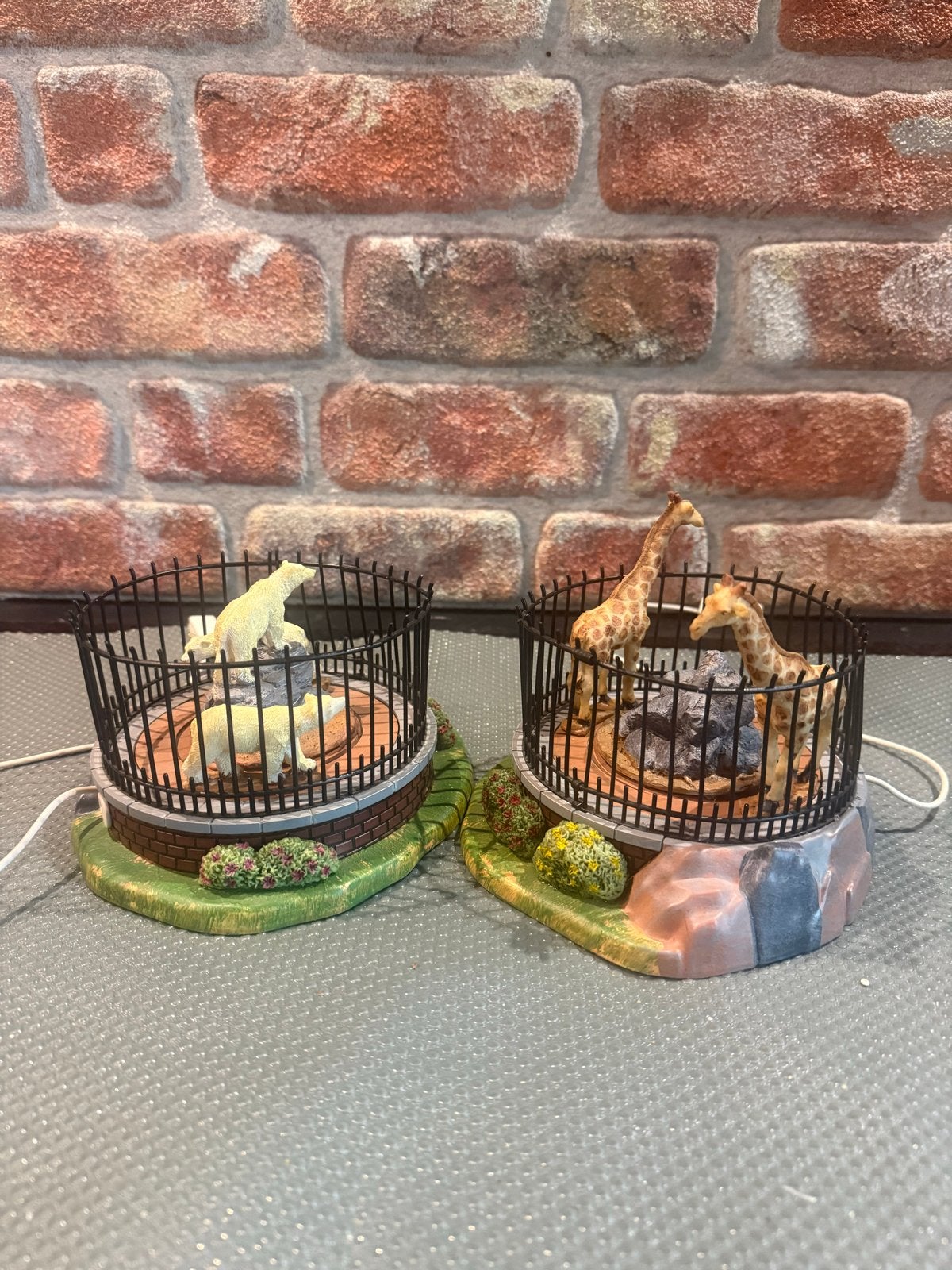 Lemax Giraffe Cage 84848 en Polar Bear Cage 84847, Ophalen of Verzenden, Gebruikt